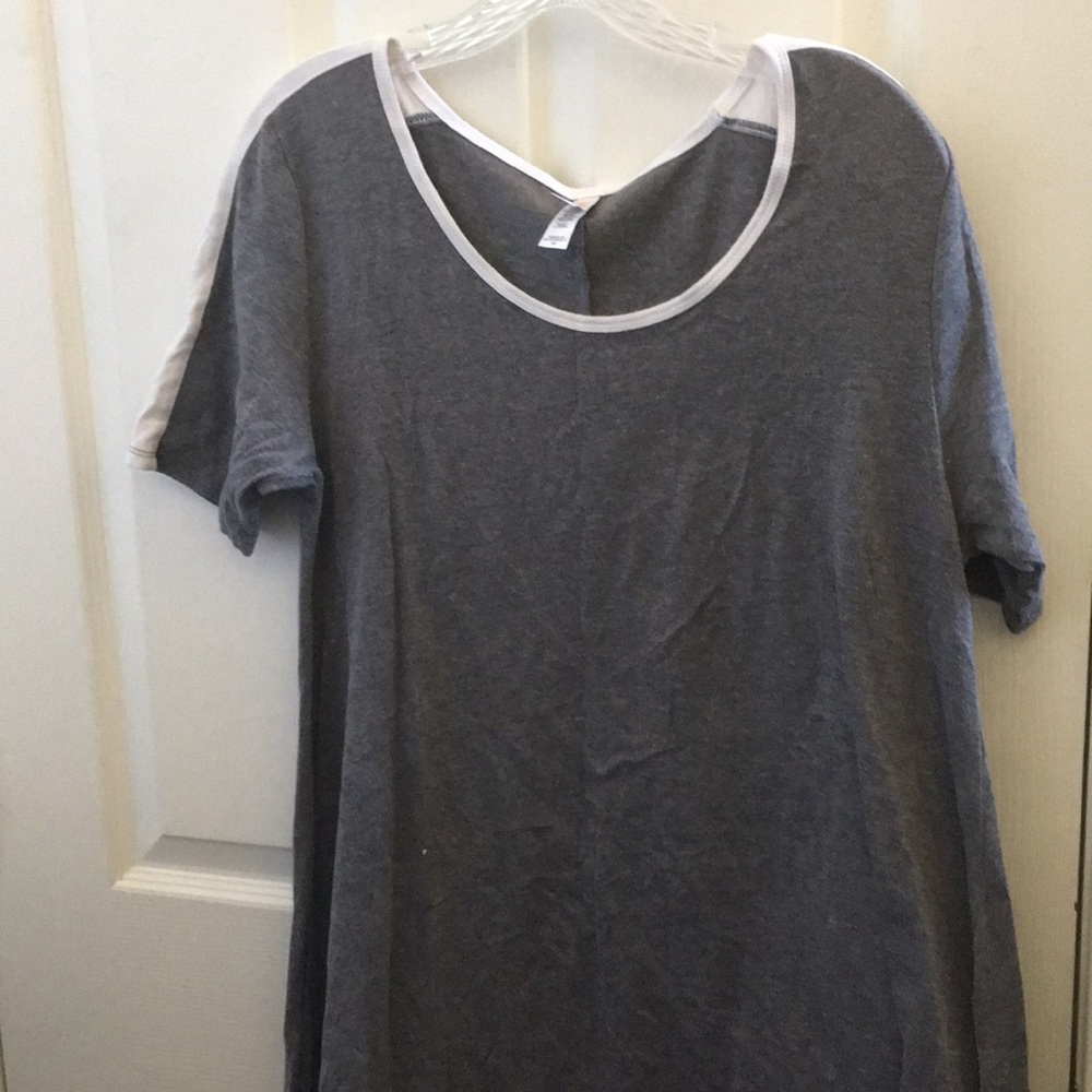 FINAL MARKDOWN Ladies lularoe tee medium